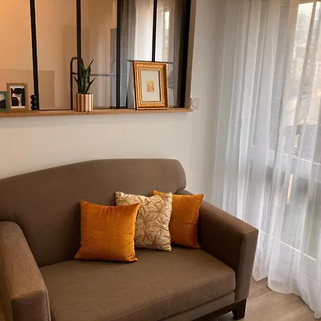 Calm & Cozy With Parking In Apartment