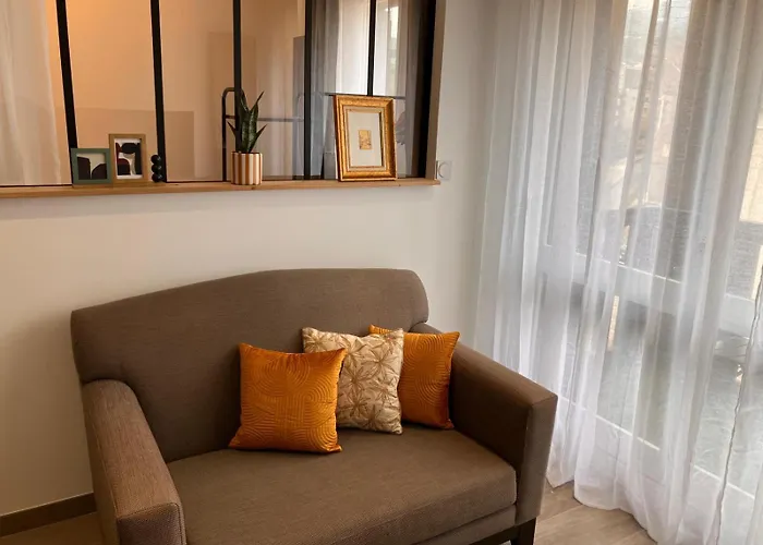 Calm & Cozy With Parking In Appartement